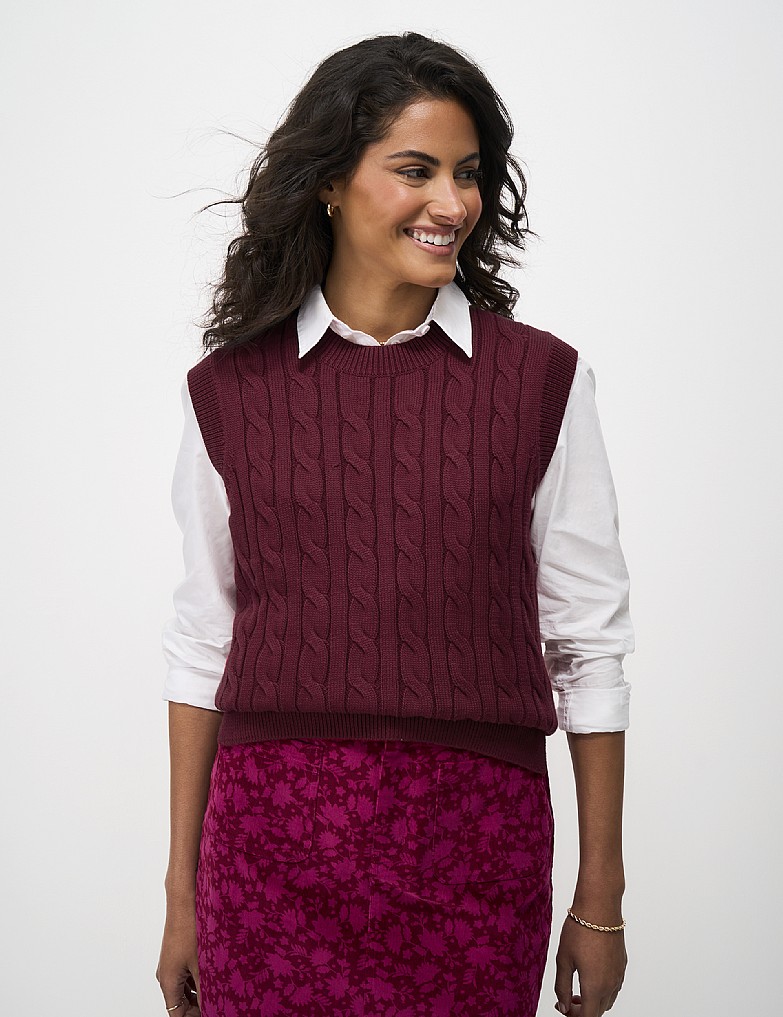 Heritage Cable-Knit Vest in Red