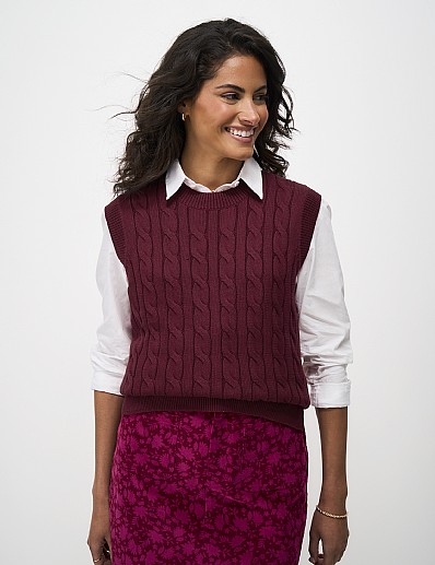 Heritage Cable-Knit Vest in Red