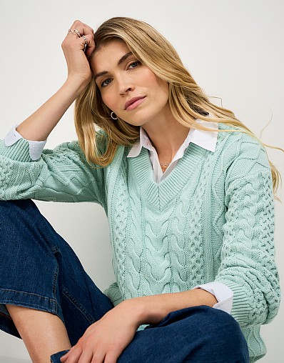 Cable-Knit V-Neck Jumper in Blue