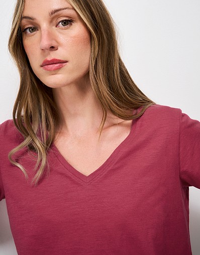 Cotton-Slub Perfect V-Neck Tee in Deep Red