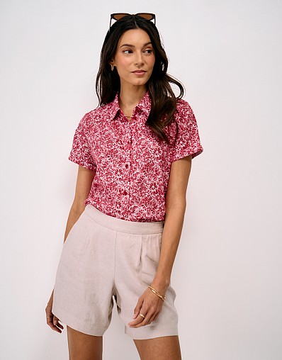 Cotton Short-Sleeve Jersey Shirt in Red Hibiscus Print